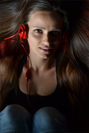 simsearch:614-07146649,k - beautiful young woman with headphones listening music, isolated on black background Foto de stock - Super Valor sin royalties y Suscripción, Código: 400-07111035