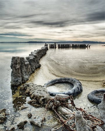 painterly - Old tire sitting in disgusting water next to pylons in the Salton Sea, California Photographie de stock - Aubaine LD & Abonnement, Code: 400-07111331