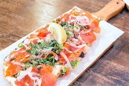 simsearch:400-05311244,k - Smoked Salmon on Focaccia Bread with Cream Cheese Garnished with Onions Cilantro Scallions and Capers Foto de stock - Super Valor sin royalties y Suscripción, Código: 400-07111564