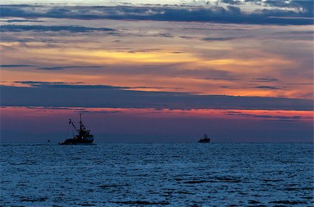 simsearch:400-05896461,k - The sunset over the sea with the silhouettes of fishing boats Stock Photo - Budget Royalty-Free & Subscription, Code: 400-07124946