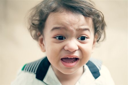 simsearch:400-04180936,k - Indian baby crying a over gray background Photographie de stock - Aubaine LD & Abonnement, Code: 400-07122960