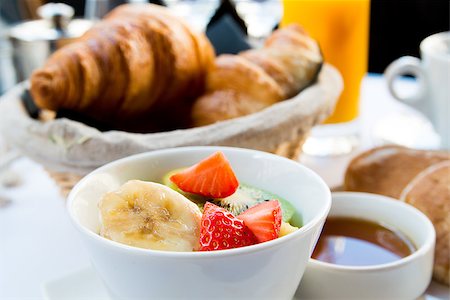 simsearch:400-05704514,k - Breakfast with coffee and croissants in a basket on table Foto de stock - Super Valor sin royalties y Suscripción, Código: 400-07123082