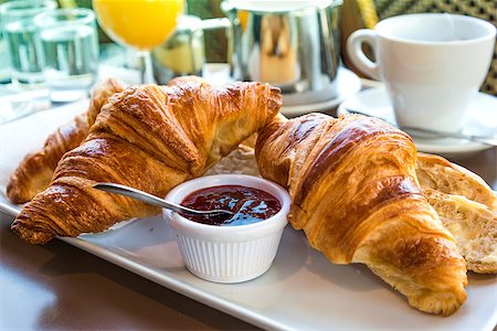 simsearch:400-05704514,k - Breakfast with coffee and croissants in a basket on table Foto de stock - Super Valor sin royalties y Suscripción, Código: 400-07123095