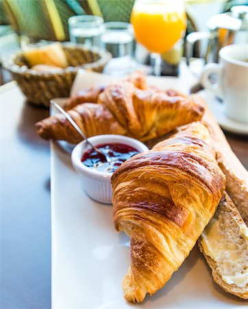 simsearch:400-05704514,k - Breakfast with coffee and croissants in a basket on table Foto de stock - Super Valor sin royalties y Suscripción, Código: 400-07123096