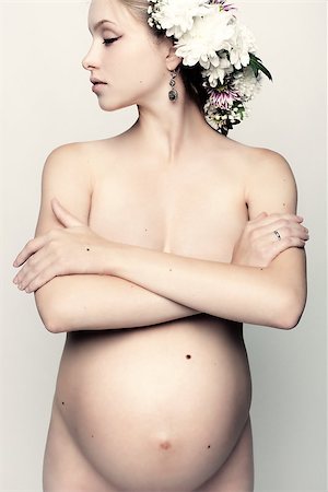 pregnancy nude - Studio photo of a young pregnant woman. Photographie de stock - Aubaine LD & Abonnement, Code: 400-07123200