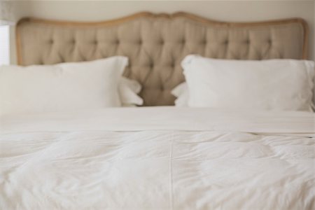 simsearch:845-05838374,k - Empty bed with white duvet cover in bright bedroom Stock Photo - Budget Royalty-Free & Subscription, Code: 400-07133317
