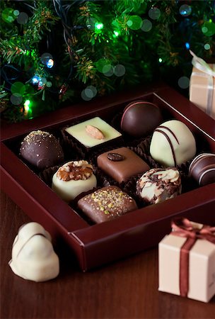 simsearch:400-04350016,k - Sweet chocolate truffles in a box. Stock Photo - Budget Royalty-Free & Subscription, Code: 400-07175470