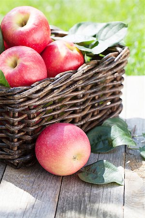 simsearch:846-03164224,k - Fresh ripe red apples in basket Stock Photo - Budget Royalty-Free & Subscription, Code: 400-07179787