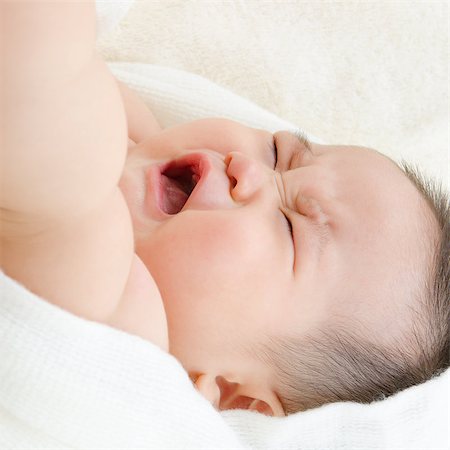 simsearch:400-06389659,k - Hungry Asian baby boy crying, lying on bed. Foto de stock - Super Valor sin royalties y Suscripción, Código: 400-07171465