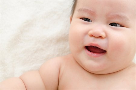 simsearch:400-07171482,k - Upset Asian baby boy crying, lying on bed. Stock Photo - Budget Royalty-Free & Subscription, Code: 400-07171466