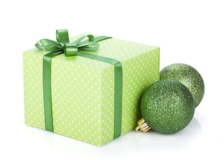 simsearch:400-08806797,k - Gift box with ribbon and bow and christmas baubles. Isolated on white background Photographie de stock - Aubaine LD & Abonnement, Code: 400-07172479