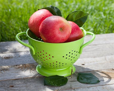 simsearch:846-03164224,k - Fresh ripe red apples in colander Stock Photo - Budget Royalty-Free & Subscription, Code: 400-07172790