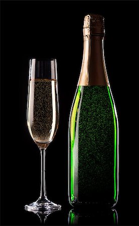 simsearch:400-07166551,k - Celebratory golden champagne on a black background Stock Photo - Budget Royalty-Free & Subscription, Code: 400-07184914