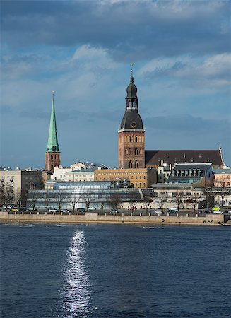 simsearch:400-06138816,k - This is the view of Riga (latvia) in day. Daugava river is in the foreground, modern and historic buildings are in the background. Photographie de stock - Aubaine LD & Abonnement, Code: 400-07207614