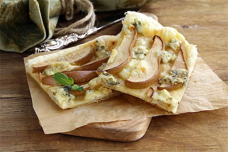 puff - Puff pastry tart with blue cheese and pears Foto de stock - Super Valor sin royalties y Suscripción, Código: 400-07210634