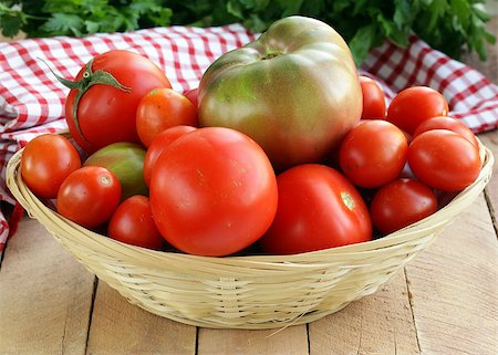 simsearch:400-05370250,k - basket with different types of tomatoes on wooden table Stock Photo - Budget Royalty-Free & Subscription, Code: 400-07212038