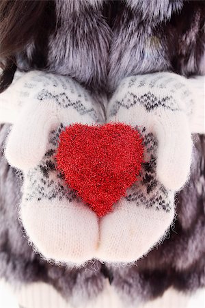 hands in woolen mittens holding red heart Foto de stock - Super Valor sin royalties y Suscripción, Código: 400-07248832