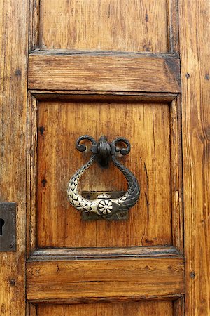 simsearch:400-07257534,k - The door knocker  and handle on an medieval door Stock Photo - Budget Royalty-Free & Subscription, Code: 400-07256321