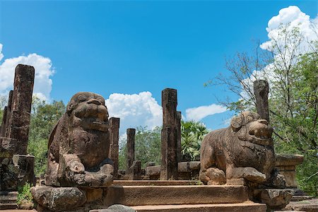 simsearch:400-08792993,k - Audience Hall with steps and lion carvings part of the ruins of the ancient kingdom capital in Polonnaruwa, Sri Lanka Foto de stock - Super Valor sin royalties y Suscripción, Código: 400-07250735