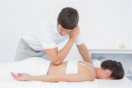 simsearch:400-05352116,k - Male physiotherapist massaging woman's back in the medical office Photographie de stock - Aubaine LD & Abonnement, Code: 400-07271310