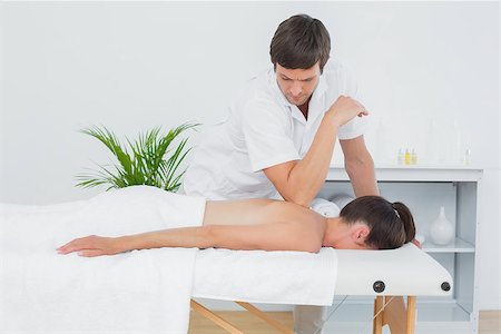 simsearch:400-05352116,k - Male physiotherapist massaging woman's back in the medical office Photographie de stock - Aubaine LD & Abonnement, Code: 400-07271324
