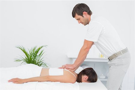 simsearch:400-05352116,k - Male physiotherapist massaging woman's back in the medical office Photographie de stock - Aubaine LD & Abonnement, Code: 400-07271321