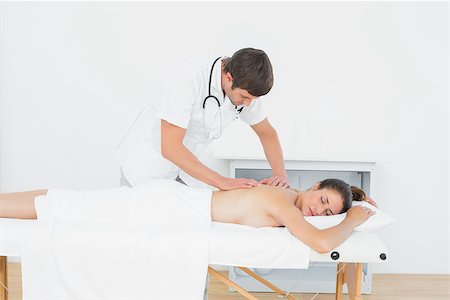 simsearch:400-05352116,k - Male physiotherapist massaging woman's back in the medical office Photographie de stock - Aubaine LD & Abonnement, Code: 400-07271344