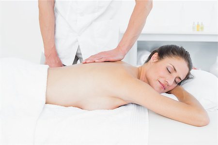 simsearch:400-05352116,k - Male physiotherapist massaging woman's back in the medical office Photographie de stock - Aubaine LD & Abonnement, Code: 400-07271340