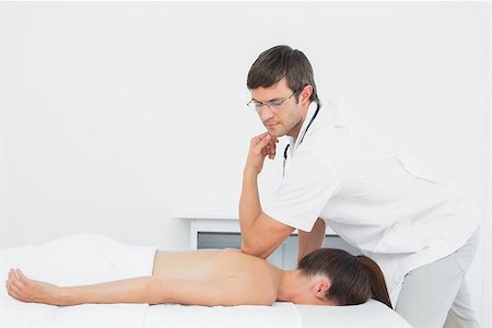 simsearch:400-05352116,k - Male physiotherapist massaging woman's back in the medical office Photographie de stock - Aubaine LD & Abonnement, Code: 400-07271350