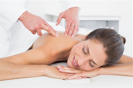 simsearch:400-05352116,k - Male physiotherapist massaging woman's back in the medical office Photographie de stock - Aubaine LD & Abonnement, Code: 400-07271437