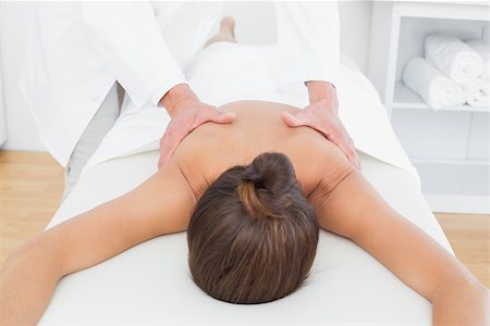 simsearch:400-05352116,k - Male physiotherapist massaging woman's back in the medical office Photographie de stock - Aubaine LD & Abonnement, Code: 400-07271445