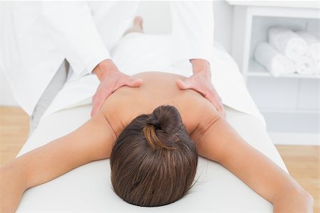 simsearch:400-05352116,k - Male physiotherapist massaging woman's back in the medical office Photographie de stock - Aubaine LD & Abonnement, Code: 400-07271448
