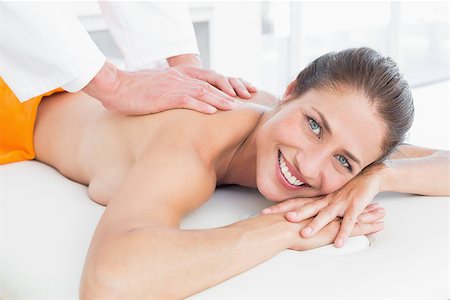 simsearch:400-05352116,k - Male physiotherapist massaging woman's back in the medical office Photographie de stock - Aubaine LD & Abonnement, Code: 400-07271463