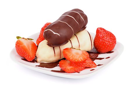simsearch:614-06116210,k - Arrangement of Glazed Chocolate Eclairs with Chocolate Sauce and Sliced Strawberry on White Plate closeup on white background Foto de stock - Super Valor sin royalties y Suscripción, Código: 400-07294947