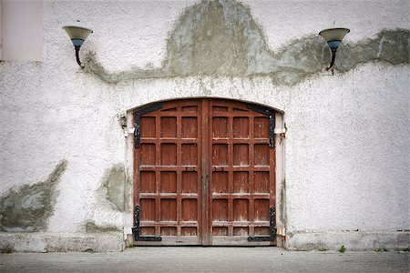simsearch:400-06065362,k - Old wooden gate in grungy gray wall Photographie de stock - Aubaine LD & Abonnement, Code: 400-07296209