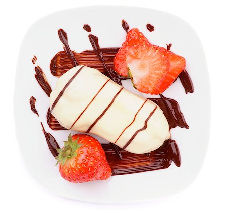 simsearch:614-06116210,k - Arrangement of White Chocolate Eclair with Chocolate Sauce and Sliced Strawberry on White Plate closeup on white background. Top View Foto de stock - Super Valor sin royalties y Suscripción, Código: 400-07296393