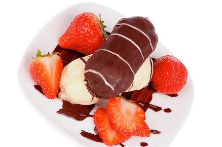 simsearch:614-06116210,k - Arrangement of Glazed Chocolate Eclairs with Chocolate Sauce and Sliced Strawberry closeup on White Plate. Top View Foto de stock - Super Valor sin royalties y Suscripción, Código: 400-07297342