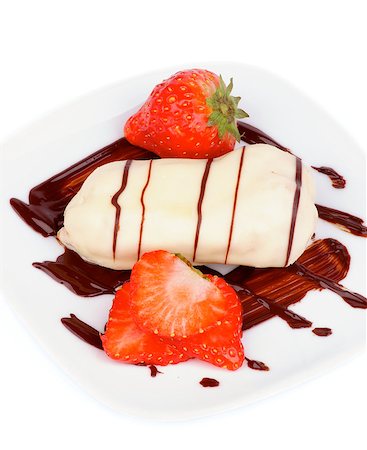 simsearch:614-06116210,k - Arrangement of White Chocolate Eclair with Chocolate Sauce and Sliced Strawberry on White Plate closeup on white background Foto de stock - Super Valor sin royalties y Suscripción, Código: 400-07293275