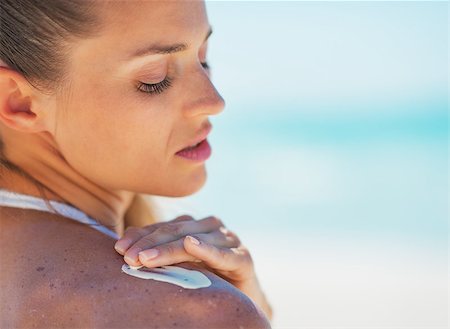 prophylaxis - Portrait of young woman applying sun screen creme Photographie de stock - Aubaine LD & Abonnement, Code: 400-07303917