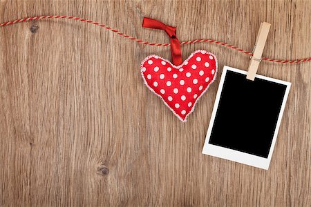 Blank instant photo and red heart hanging. On wooden background with copy space Photographie de stock - Aubaine LD & Abonnement, Code: 400-07320178