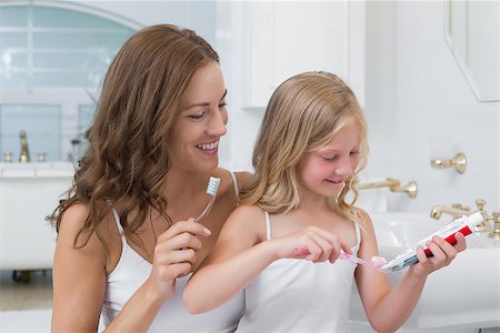 simsearch:400-04151137,k - Close-up of mother and daughter brushing teeth in the bathroom Photographie de stock - Aubaine LD & Abonnement, Code: 400-07339498