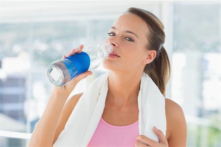 simsearch:400-05115517,k - Young woman with towel drinking water in the gym Stock Photo - Budget Royalty-Free & Subscription, Code: 400-07332915