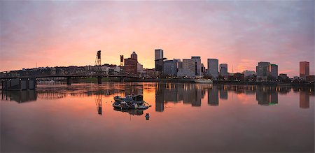 simsearch:400-05723698,k - Sunset Over Willamette River in Portland Oregon Downtown Waterfront Panorama Photographie de stock - Aubaine LD & Abonnement, Code: 400-07415584