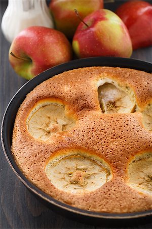 simsearch:400-04370315,k - Freshly baked apple pie with apples on background Stock Photo - Budget Royalty-Free & Subscription, Code: 400-07428502