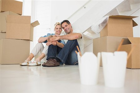 simsearch:400-07930718,k - Closeup of takeaway food with couple and boxes in background at new house Stock Photo - Budget Royalty-Free & Subscription, Code: 400-07467858