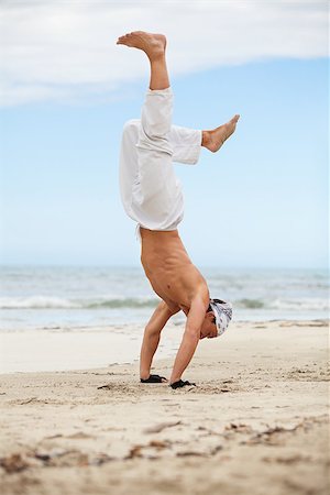 simsearch:400-04347301,k - man is jumping sport karate martial arts fight kick jump beach summertime Photographie de stock - Aubaine LD & Abonnement, Code: 400-07478089