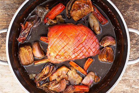 simsearch:400-04684204,k - roasted pork dish in a pan Photographie de stock - Aubaine LD & Abonnement, Code: 400-07479001
