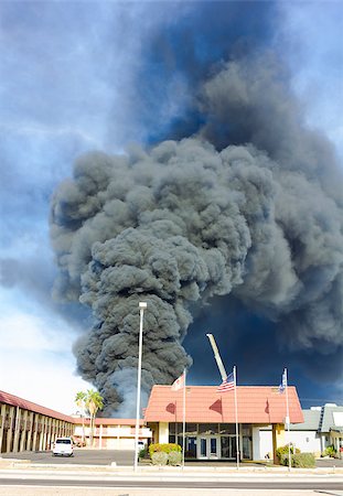 hotel serious conflagration produce heavy smoke Photographie de stock - Aubaine LD & Abonnement, Code: 400-07518056