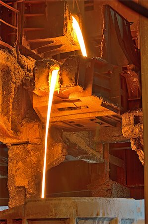 liquid metal pouring in Railroad containers inside of plant Foto de stock - Super Valor sin royalties y Suscripción, Código: 400-07511646