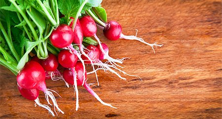 simsearch:400-05664137,k - bunch of radish with green leaves on wooden board Stock Photo - Budget Royalty-Free & Subscription, Code: 400-07525442